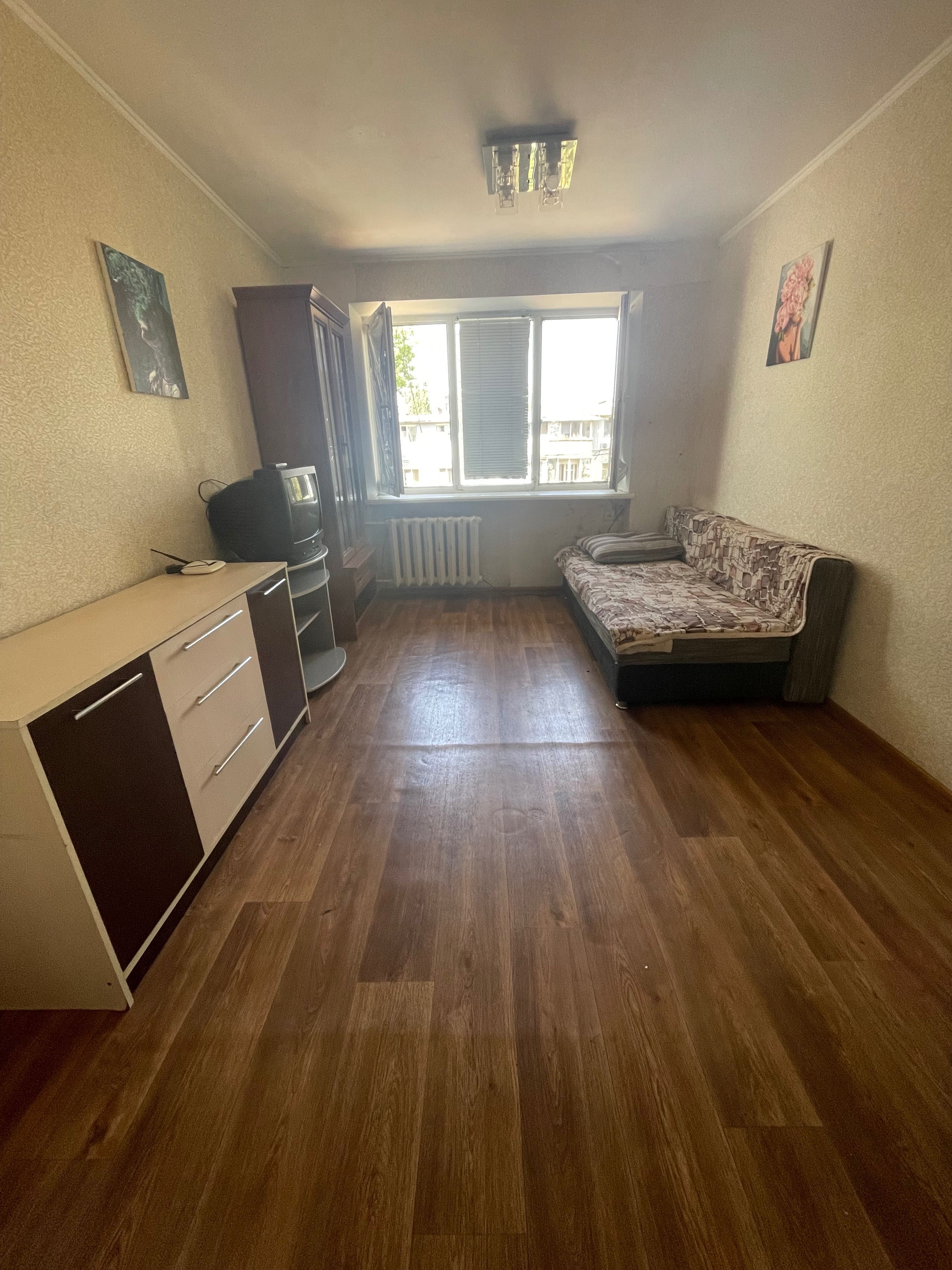 Продам комнату в семейном общежитии, Радостная 19, Дом Мебели