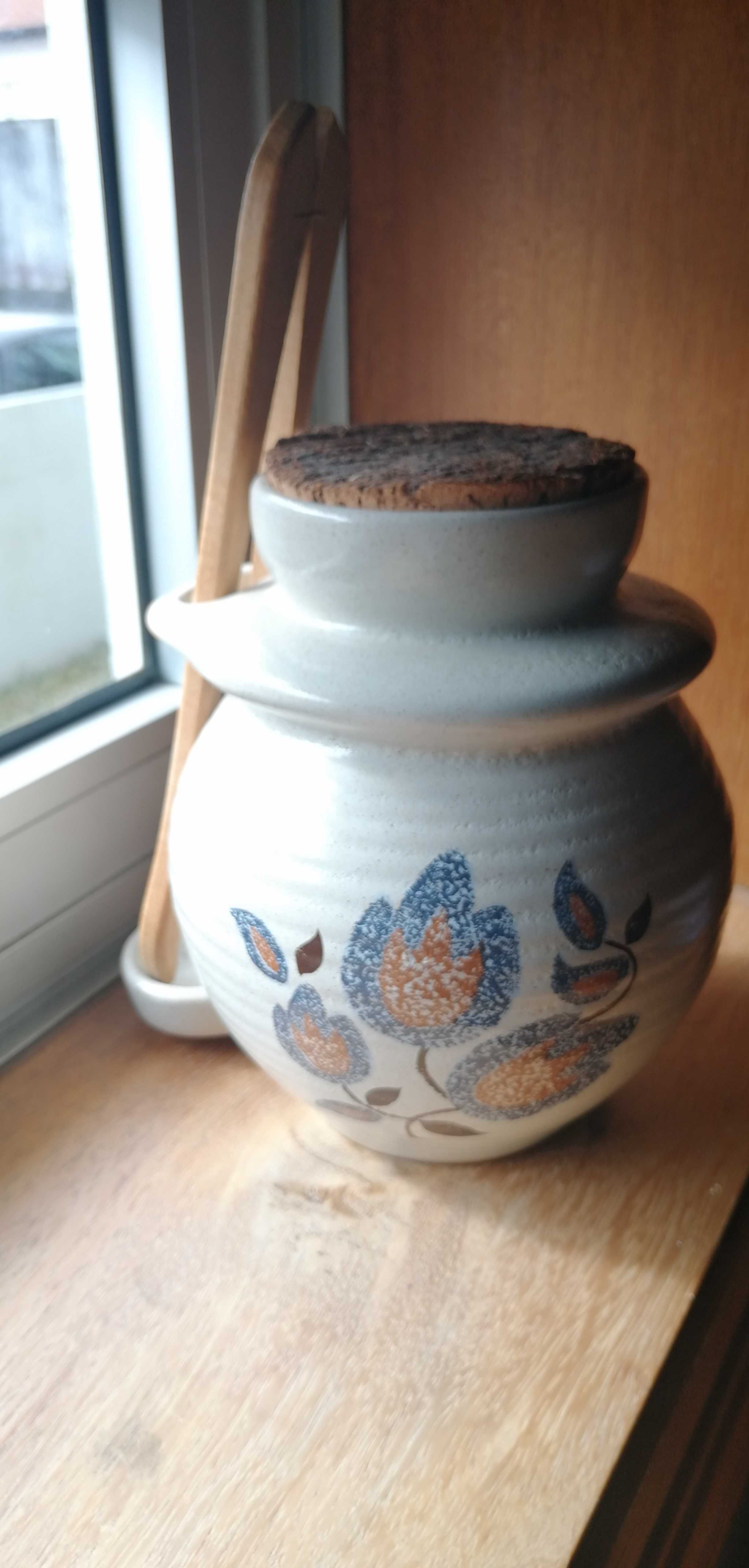 Artigos vários em cerâmica- Pote, Leque e Caneca