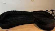 Sofa preto com detalhes