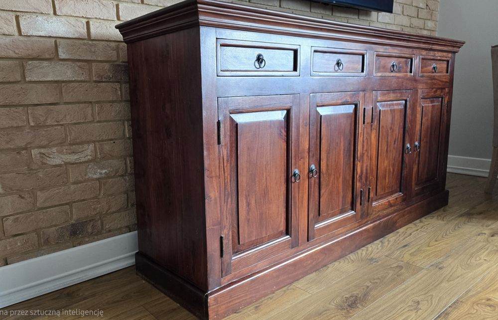 Kolonialne komoda z naturalnego drewna.