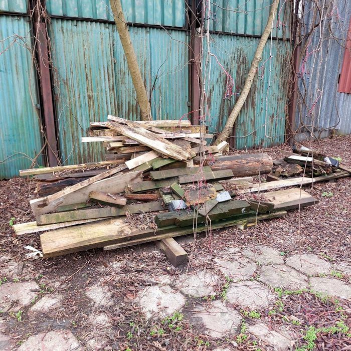 Drewniane deski, podkłady, płyty pilśniowe