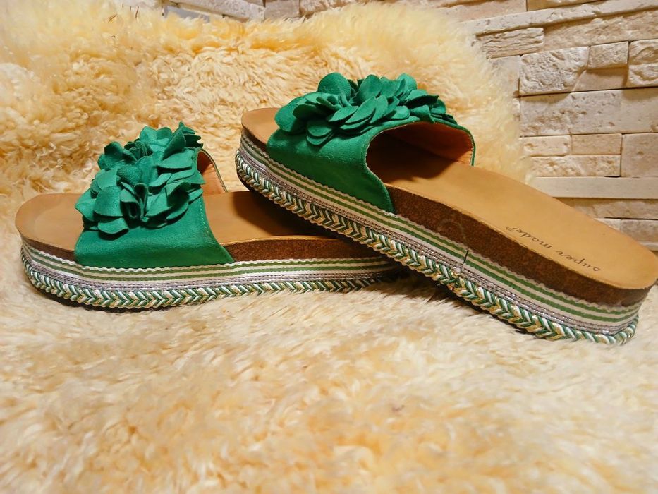 Продам красивые шлепанцы.