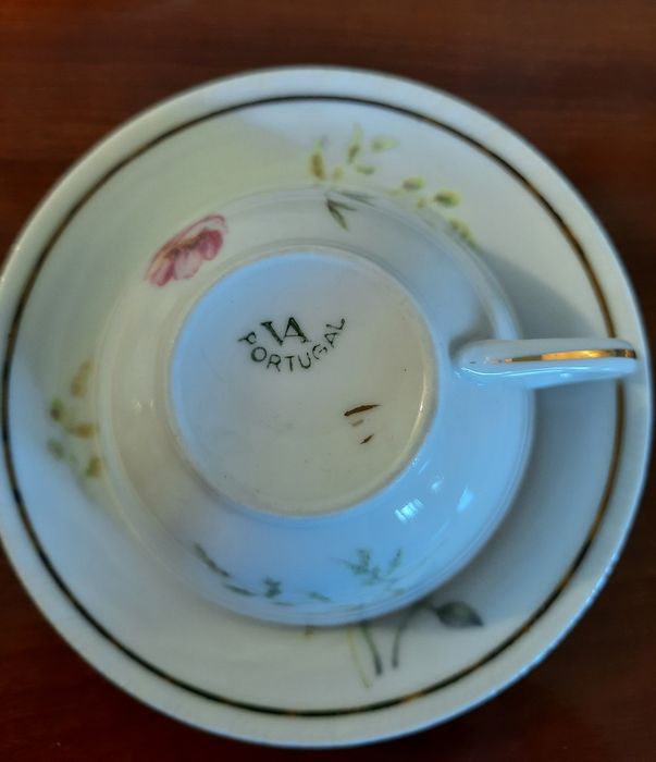 Serviço de café antigo mas impecável e completo da marca Vista Alegre
