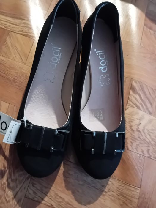 Sapatos pretos novos