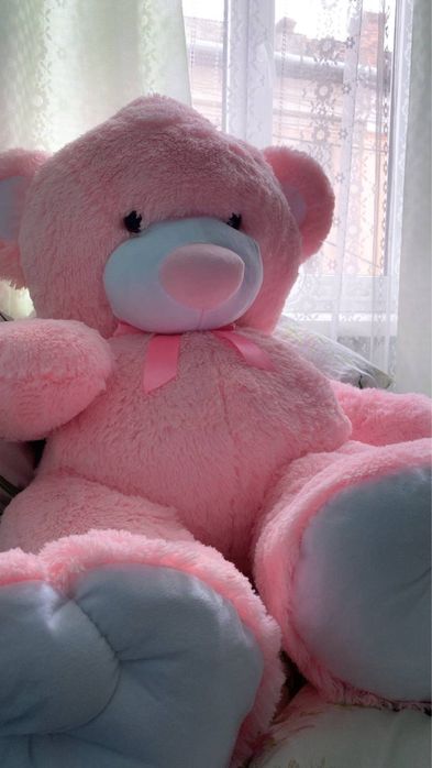 Великий м’який іграшковий ведмедик.