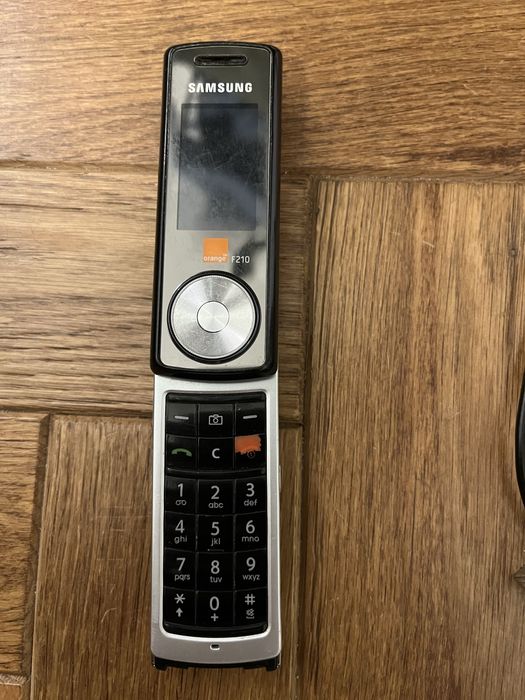 Samsung SGH F210 z ladowarka sluchawkami i kablem usb, padnieta bateri