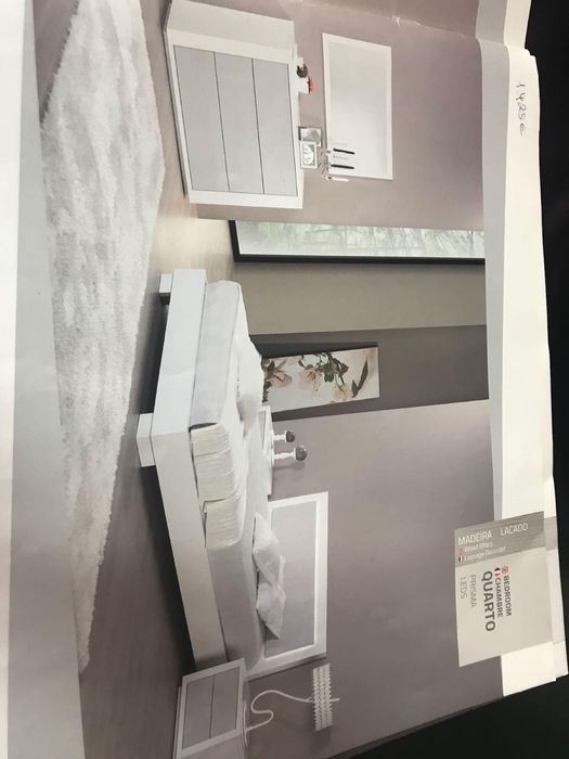 Quarto com cama como nova 160 por 190 e duas mesas de cabeceira. Como novo ficou grande no quarto