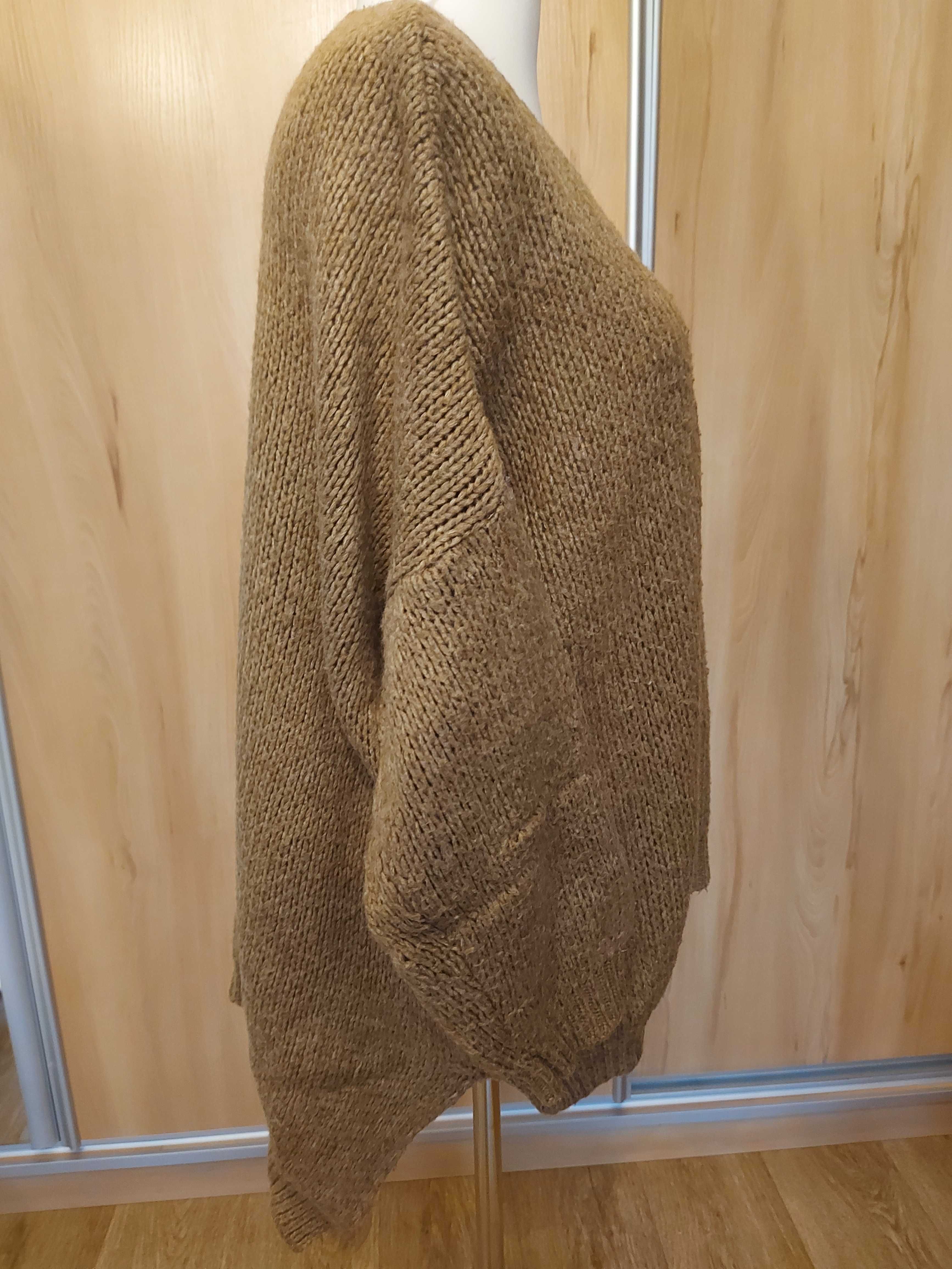 Mocno oversize swetr