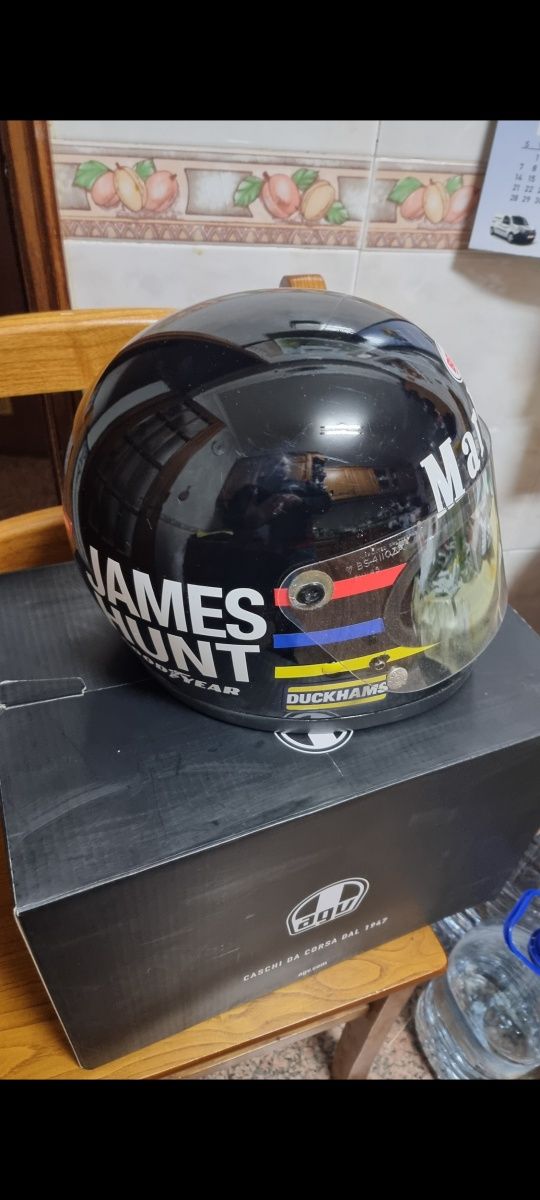 Capacete  retro  do famoso  james hunt campeao  de formula 1 de 1976.
