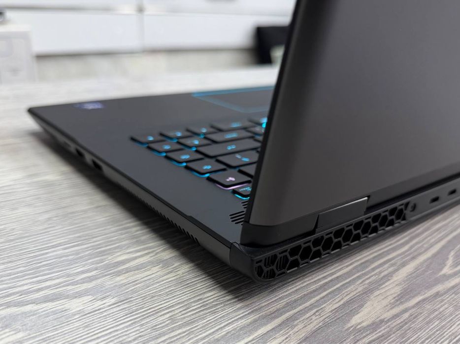 Alienware m16 R2 / QHD+ 240 Hz / Ultra 7 155 / RTX 4070 / 16 / 1 TB