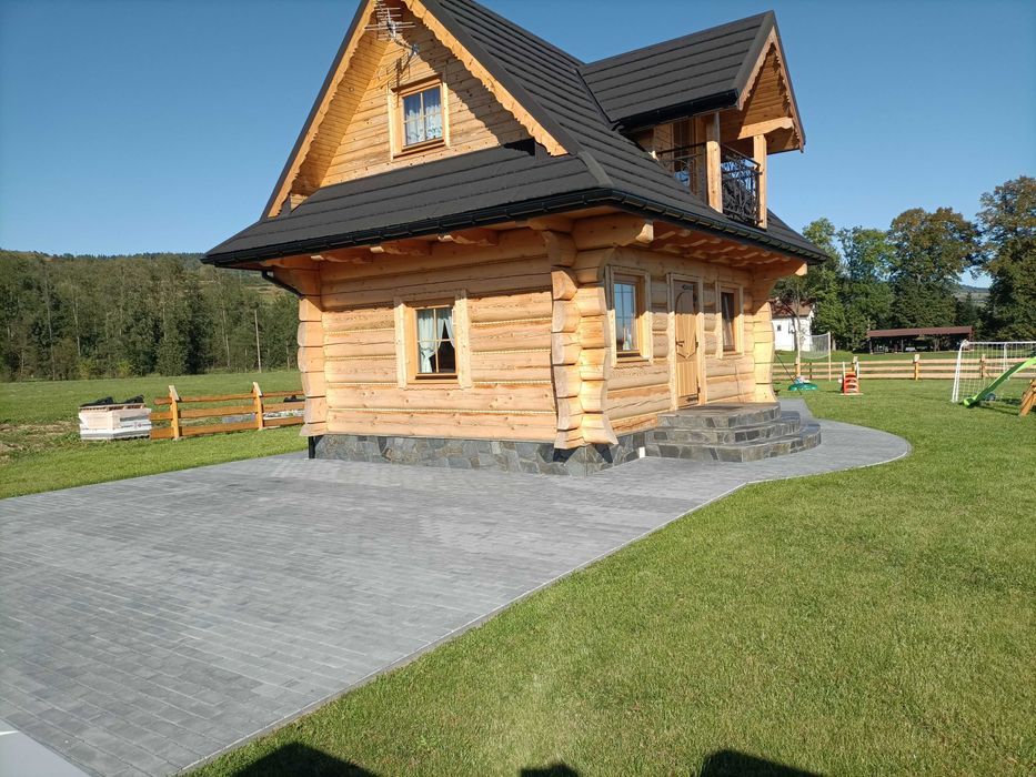 Domek góralski z płazów w Harklowej obok ścieżki Velo Dunajec.