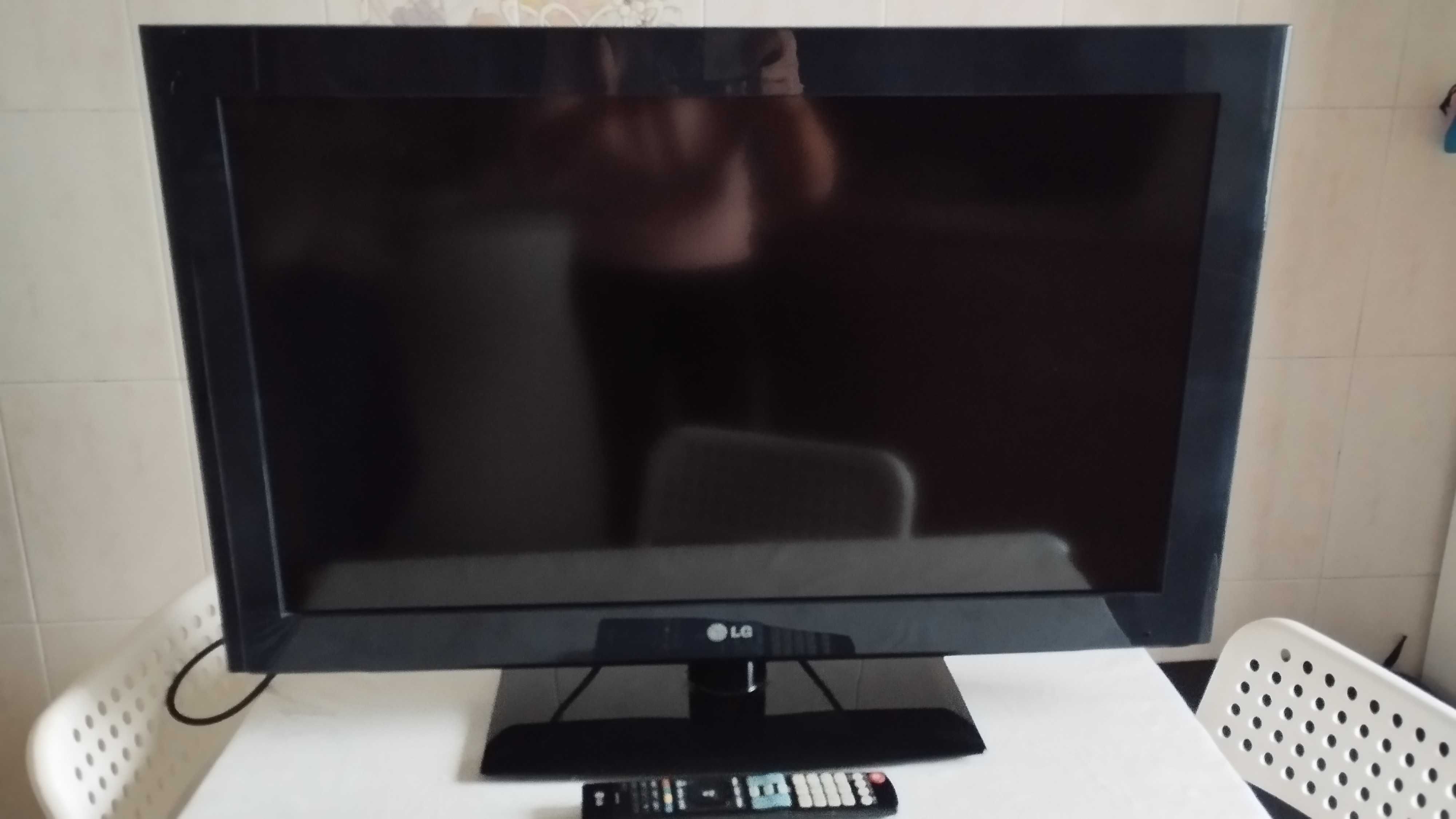 A televisão liga depois de aquecer, precisa de arranjo