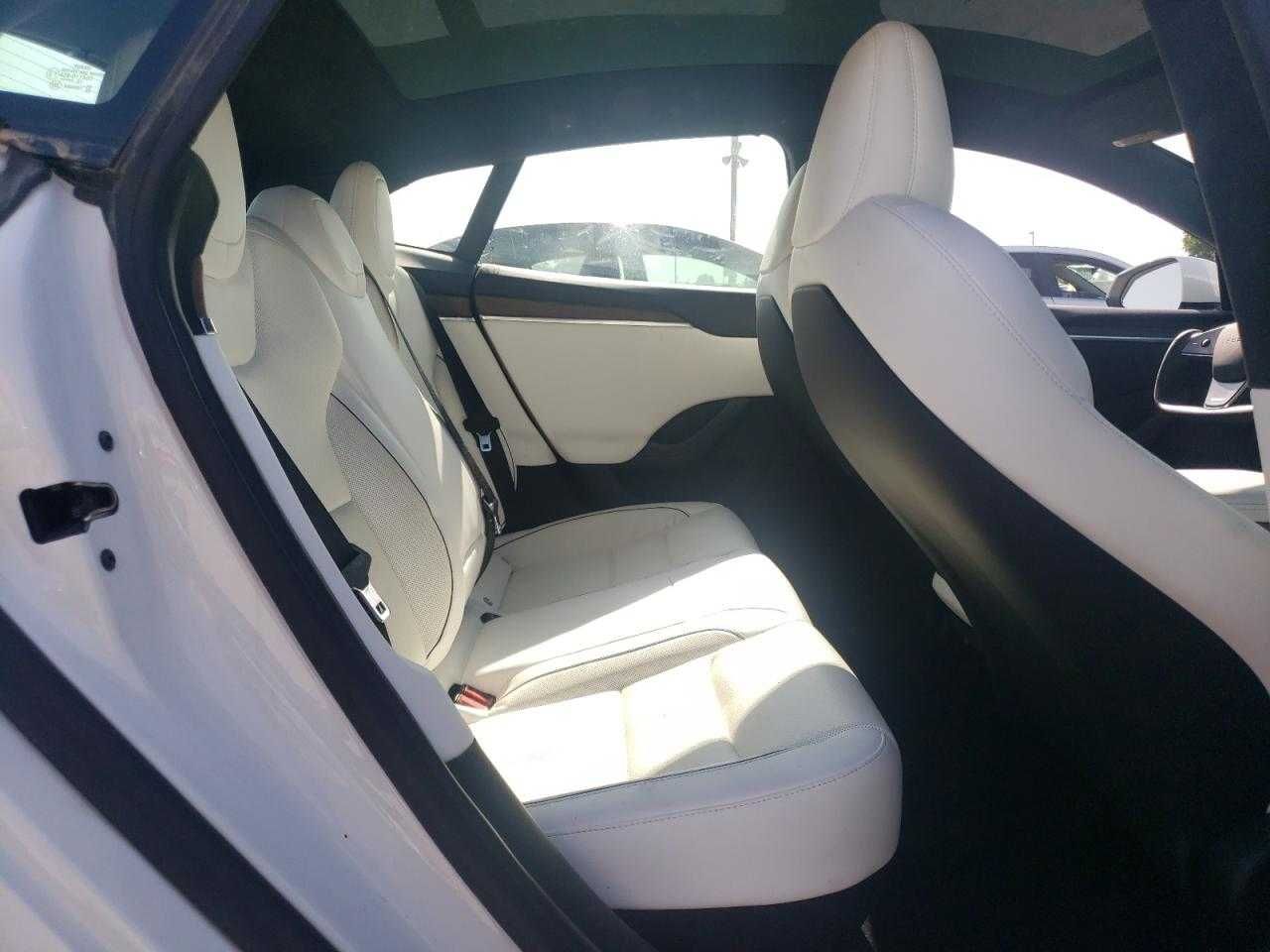 Електричний седан Tesla Model S 2021 з США