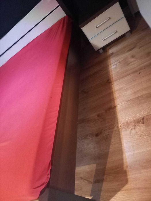 Zestaw do sypialni. Łóżko i szafki nocne.
