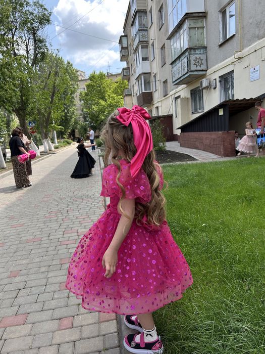 Классное платье нарядное на новый год выпусконой 116-122 р 1400 грн