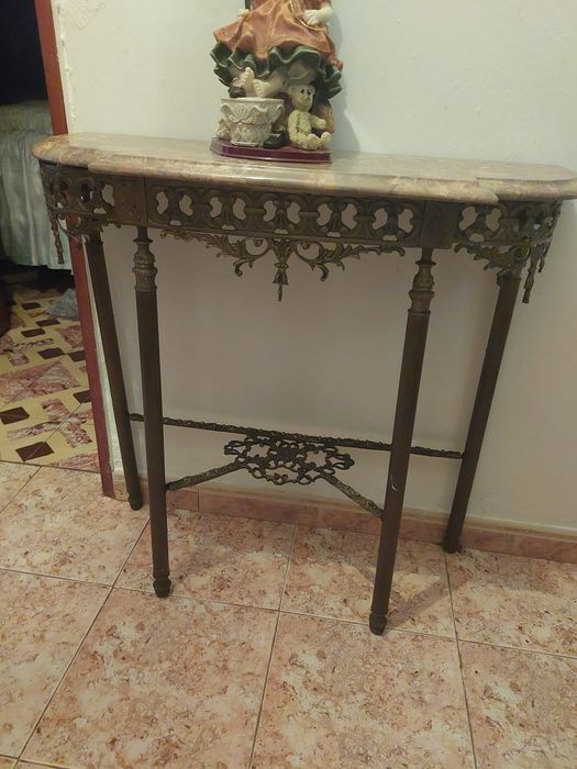 Mesa de latão e mármore