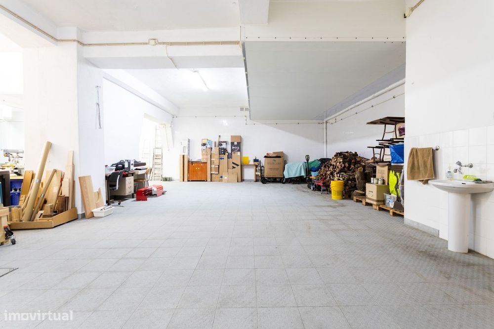Armazém + T1 independente em Campo de Ourique