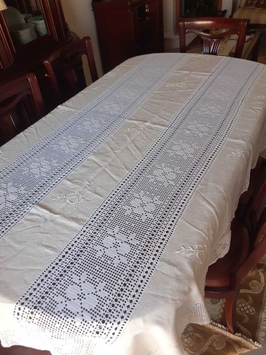 Toalha de mesa em linho e crochet