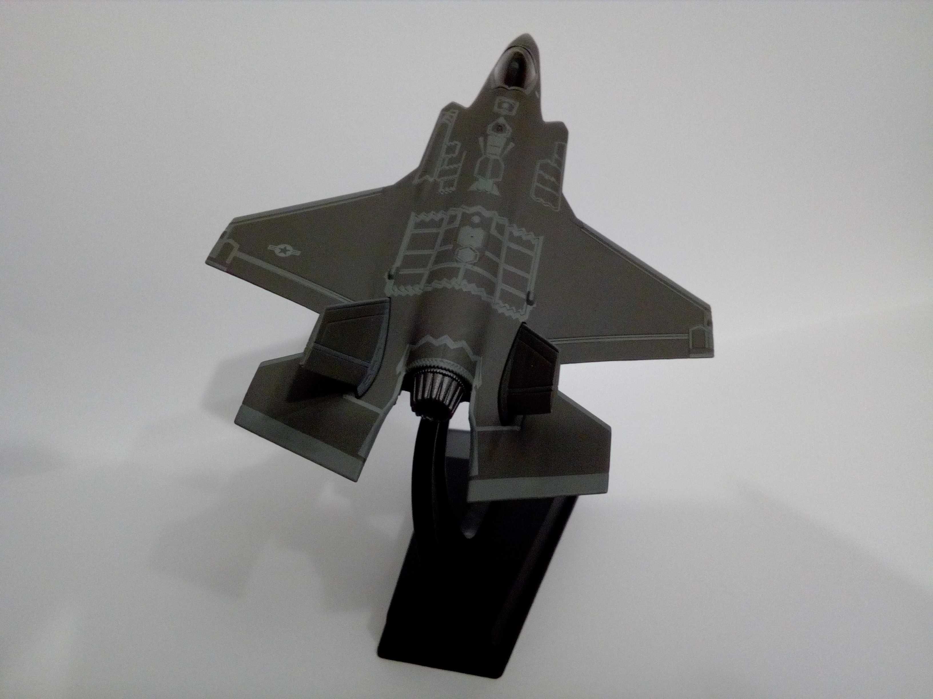 Vendo avião F-35A e F-4E