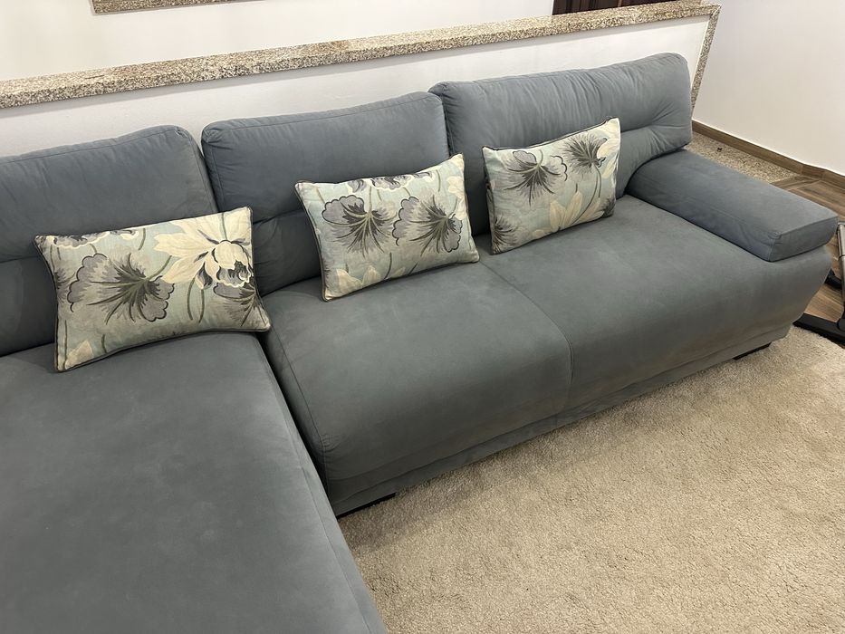 Sofá cinza em veludo com chaise longue – confortável e em bom estado