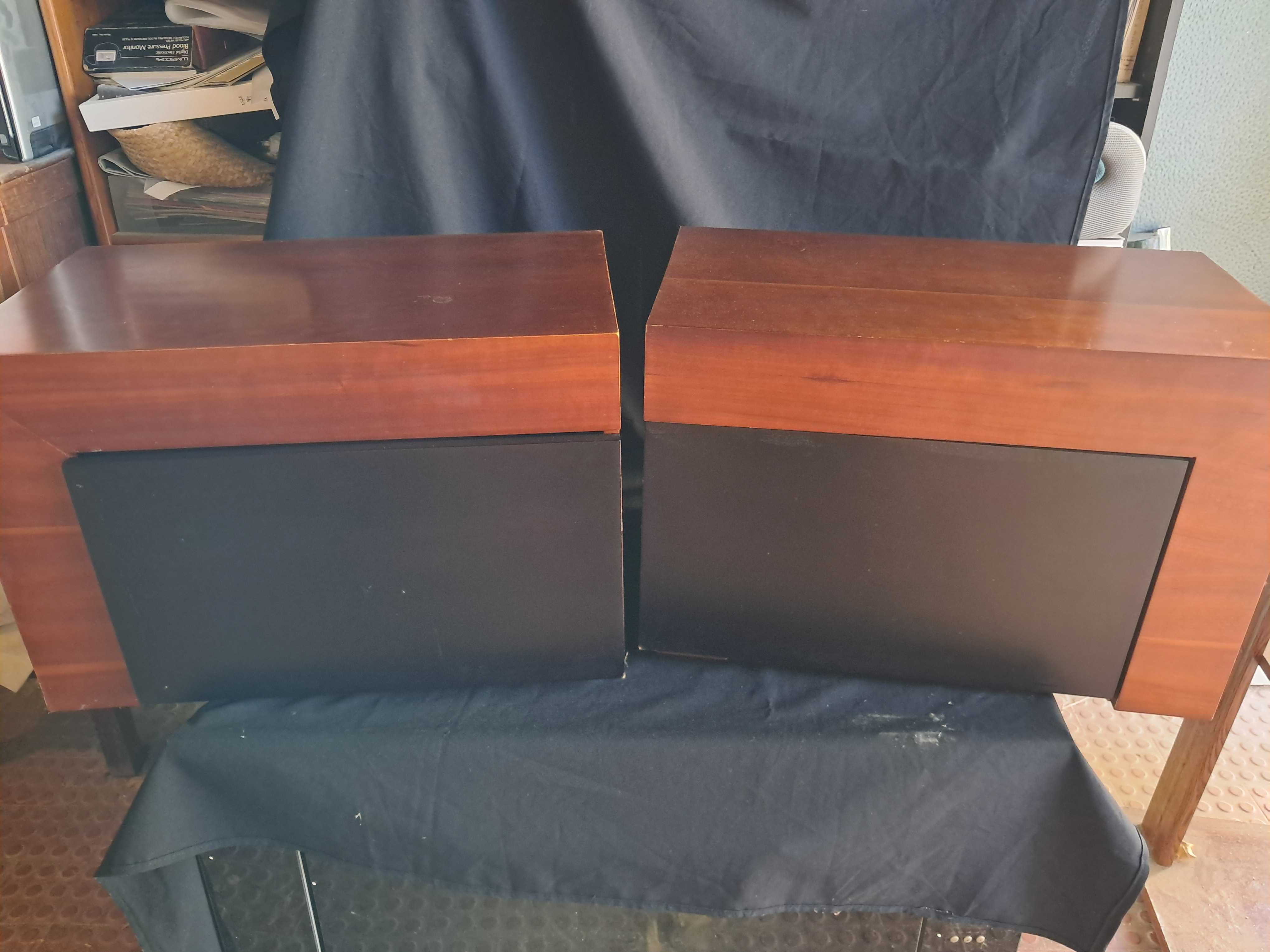 conjunto.. Cómoda e mesa de cabeceira
