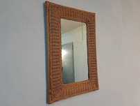 Lustro w wiklinowej ramie vintage boho