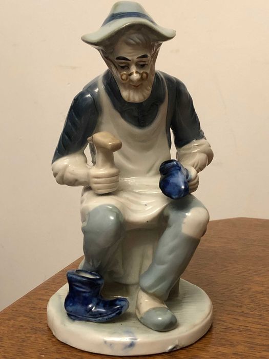 Статуетка майстер з ремонту взуття.