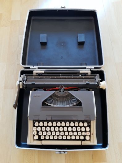 Máquina de Escrever Messa / Capri