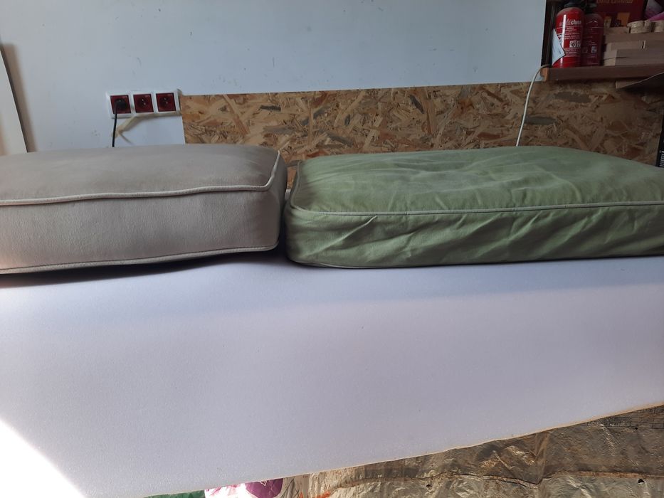 Sofa rozkładana z funkcją spania.