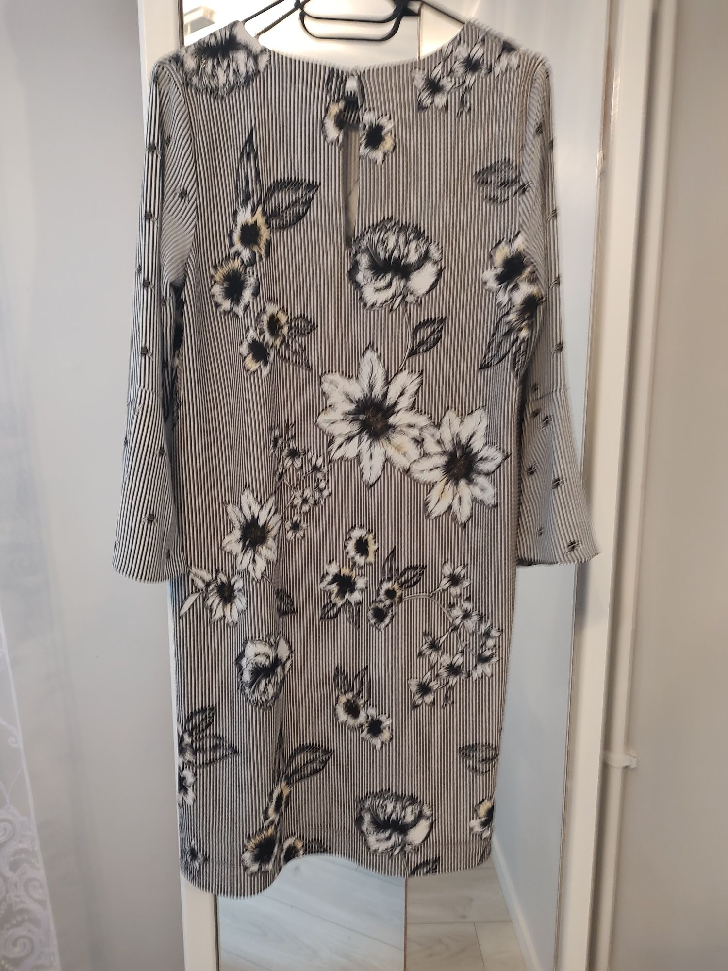 Sukienka w kwiaty z długim eleganckim rękawem