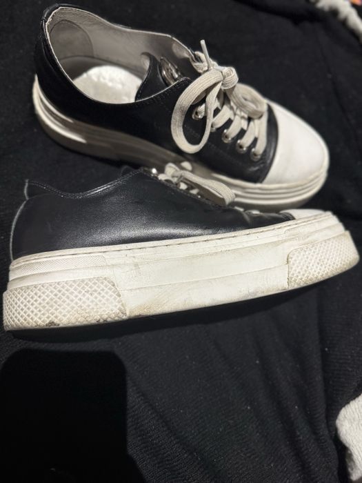 Biało czarne skórzane trampki sneakersy Carinii platforma