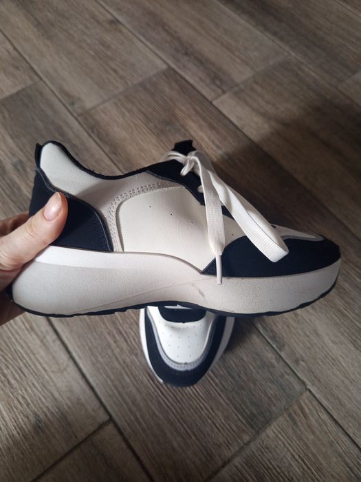 Кросівки жіночі 37 розміру