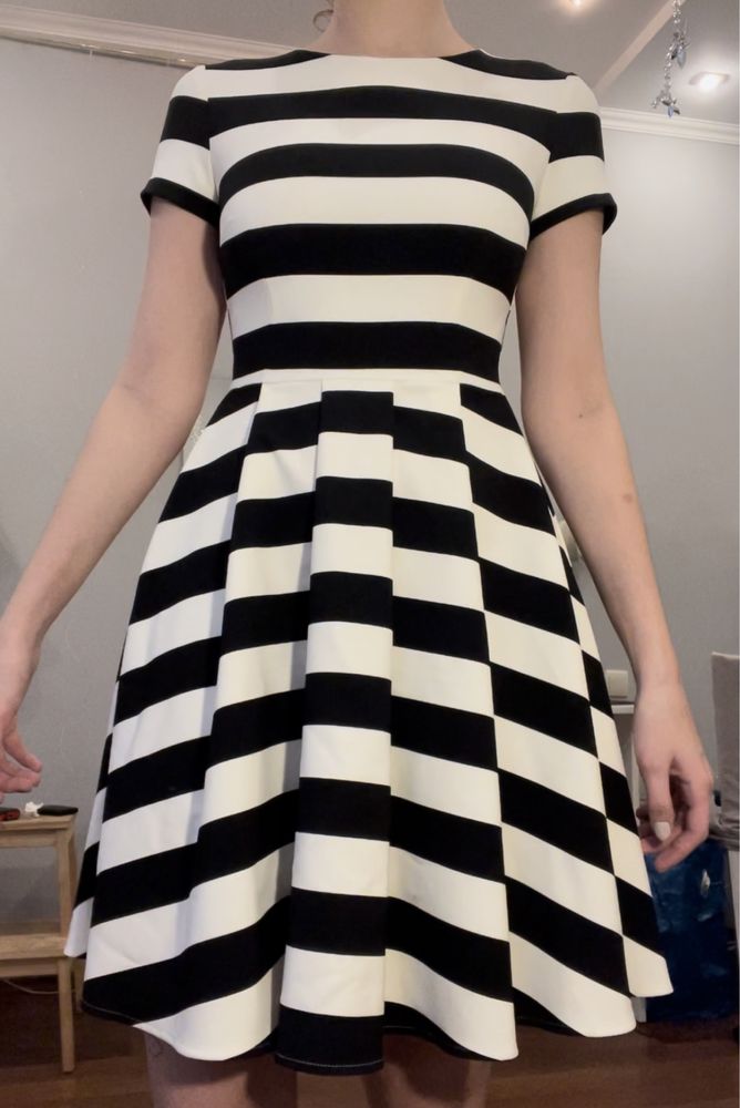 смугаста чорно-біла сукня MOHITO