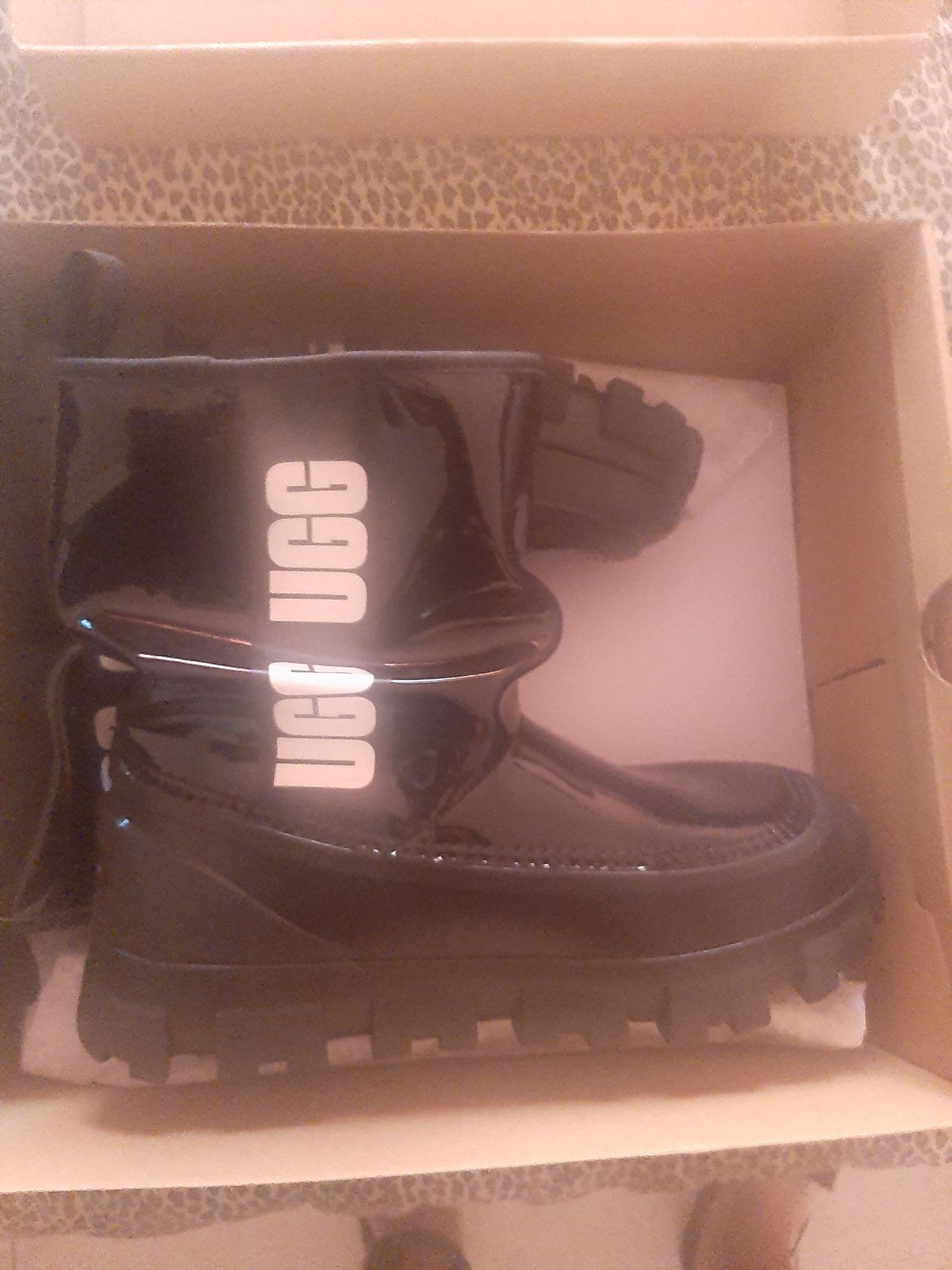 Botas novas UGG na caixa