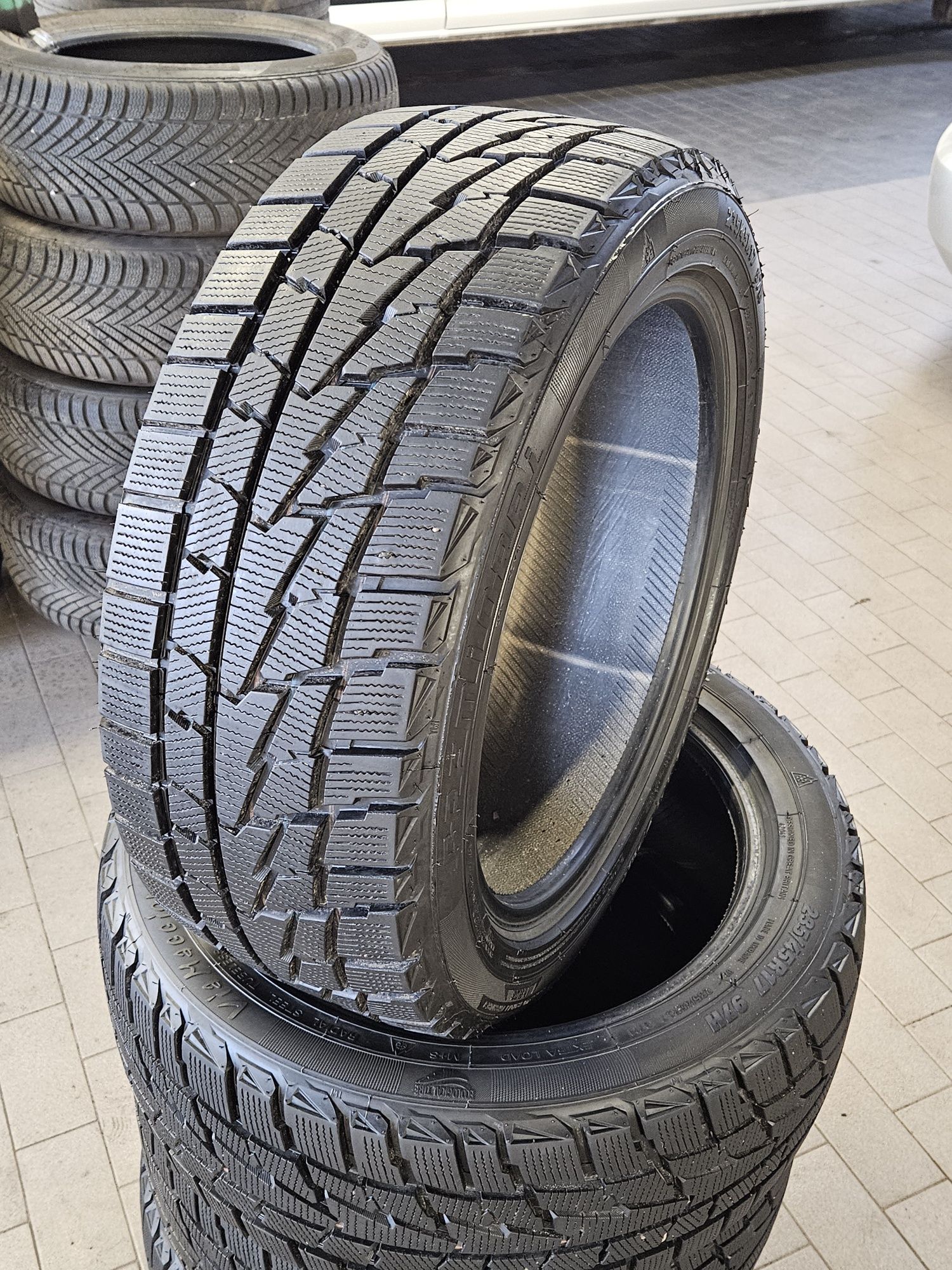 Зимова гума Premiorri ViaMaggiore , 235/45/R17