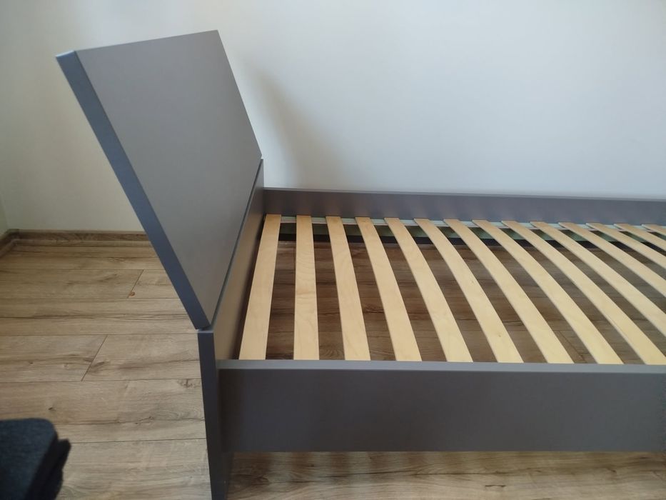 Łóżko jednoosobowe 90x200 cm solidne i wygodne