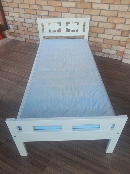 Łóżko dziecięce z barierką