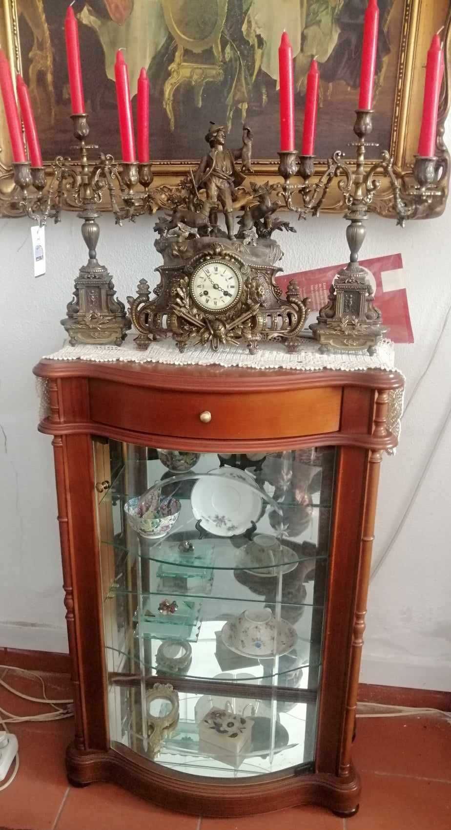 2 Móveis/ Vitrine em madeira maciça ( Vendo individual) Ler Descrição