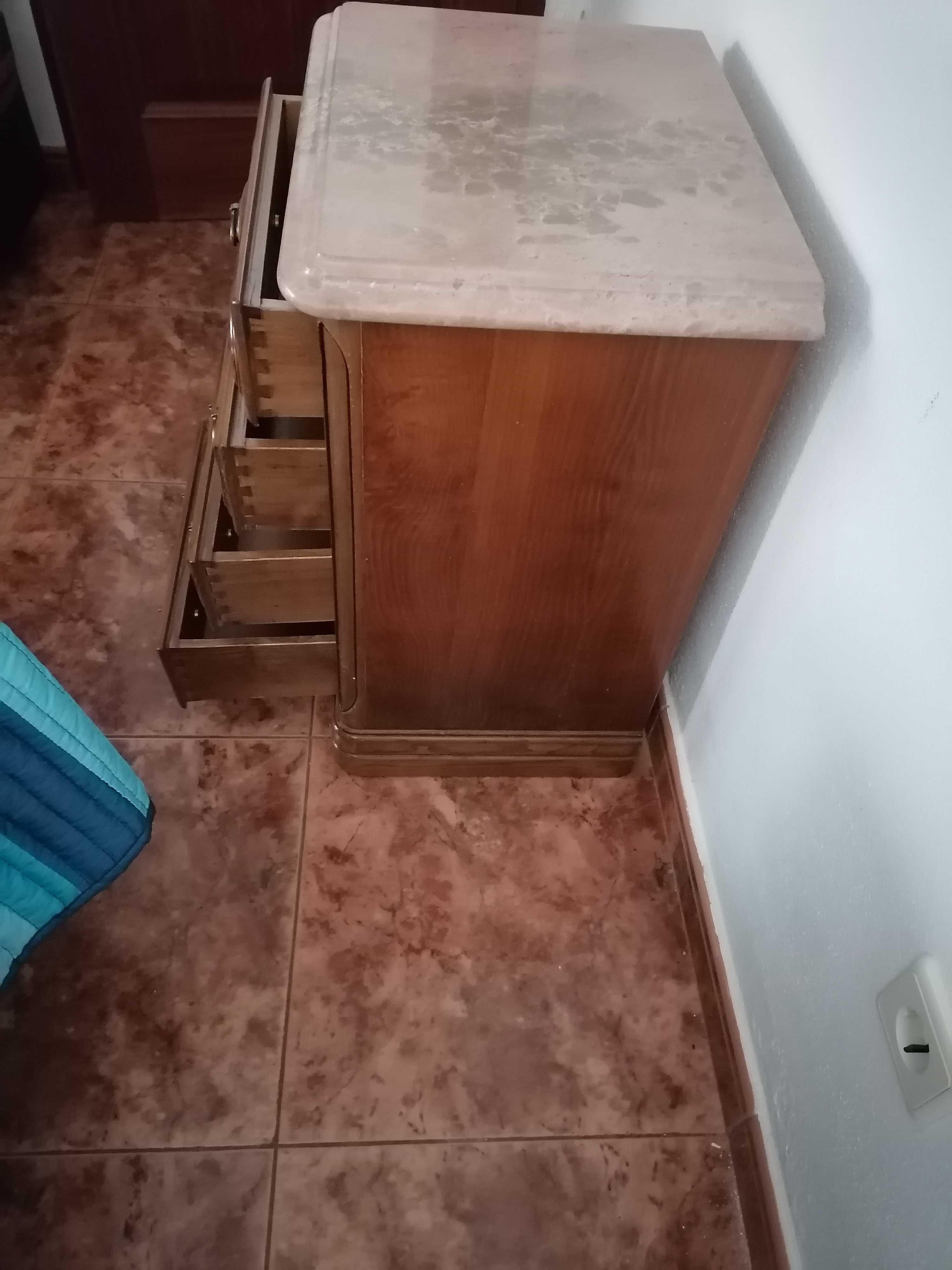 Mesa de cabeceira em ótimo estado