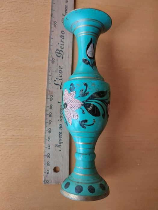 Conjunto de peças em metal esmaltado.