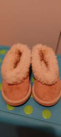 Pantufas em pele verdadeira com sola de borracha