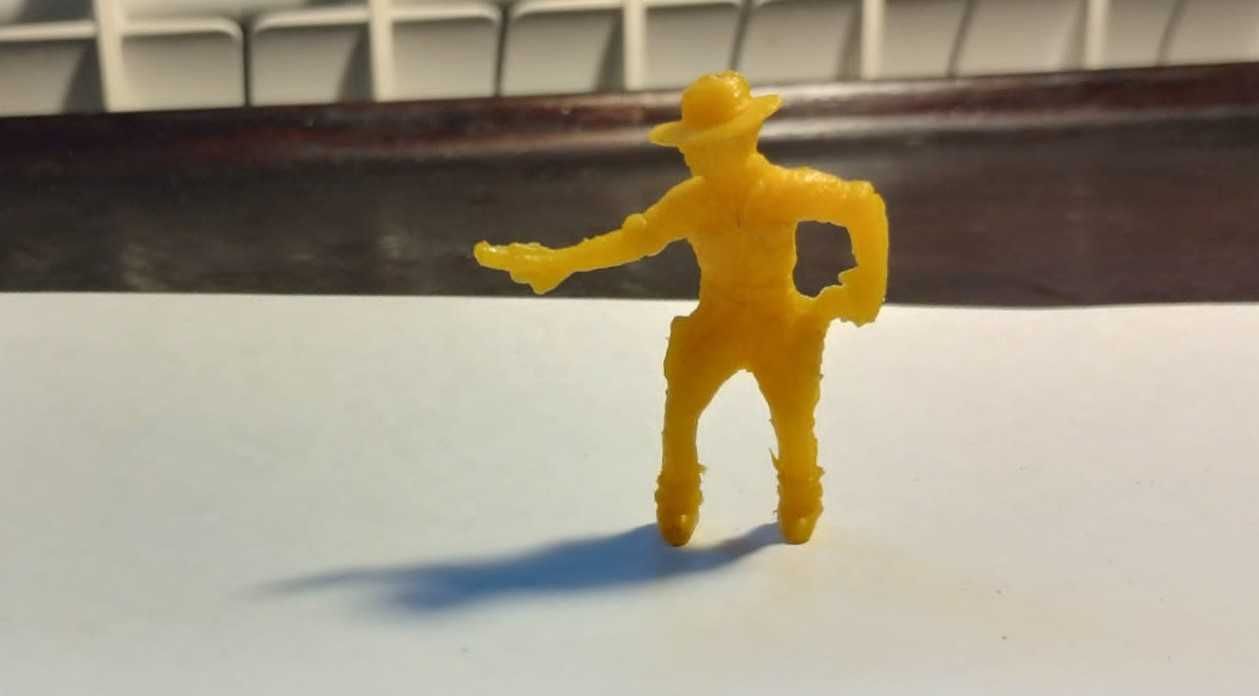 prl, figurka, żółty kowboj szykujący się do strzału, żołnierzyk