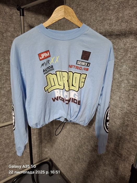 Топ з довгими рукавами.