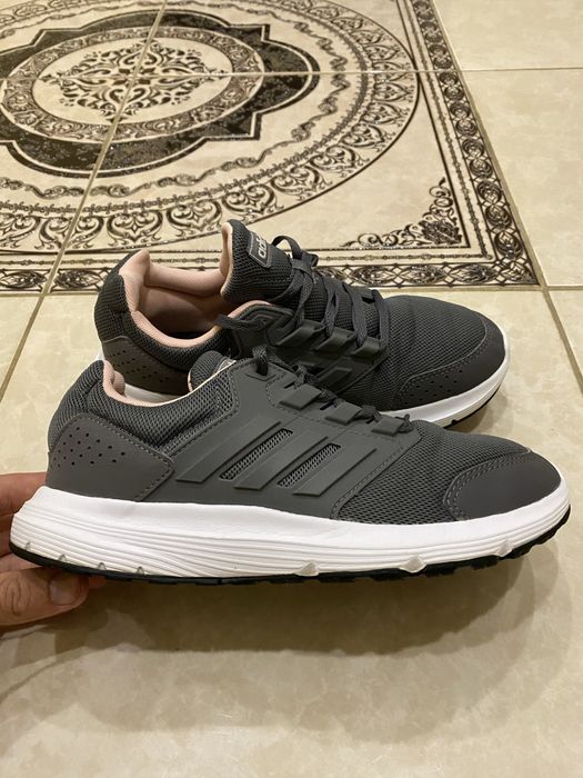 Нові жіночі кросівки Adidas для бігу