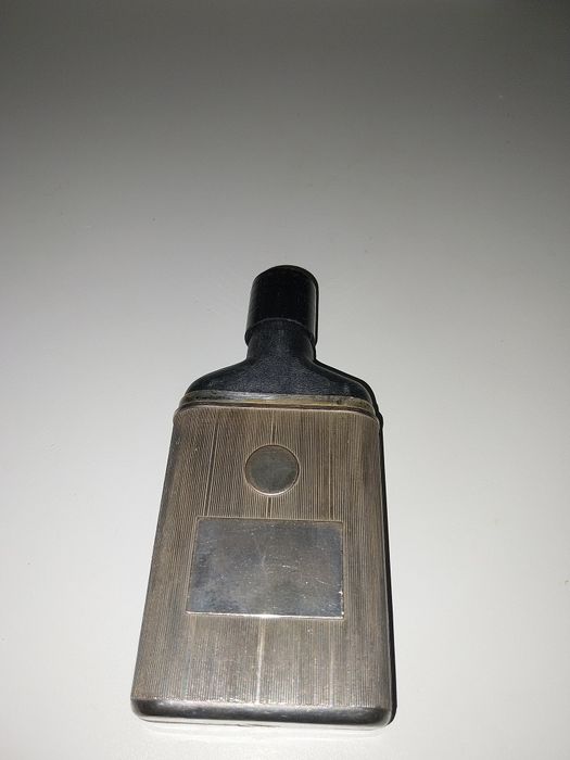 Frasco antigo de bebida em plástico e metal para levar para os picnics