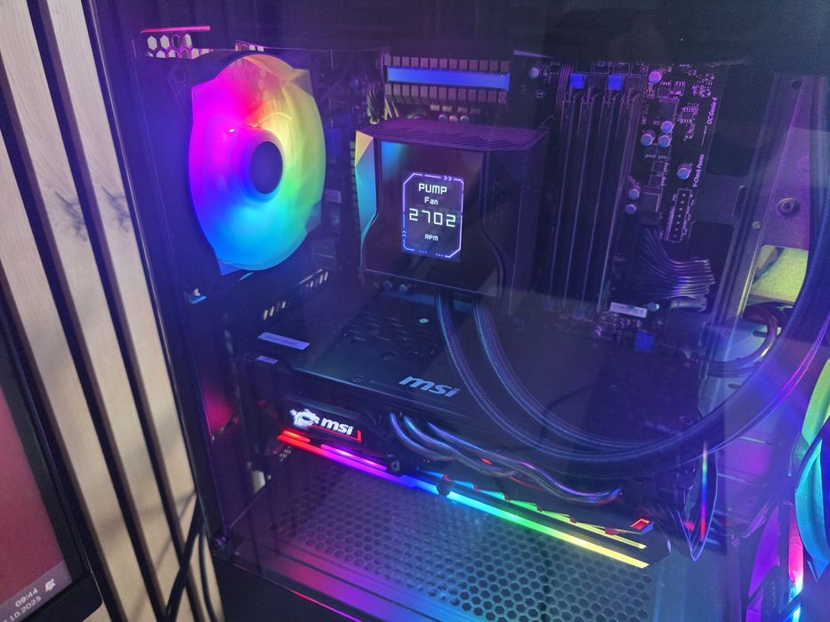 Komputer gamingowy MSI. W zestawie monitor, klawiatura oraz mysz