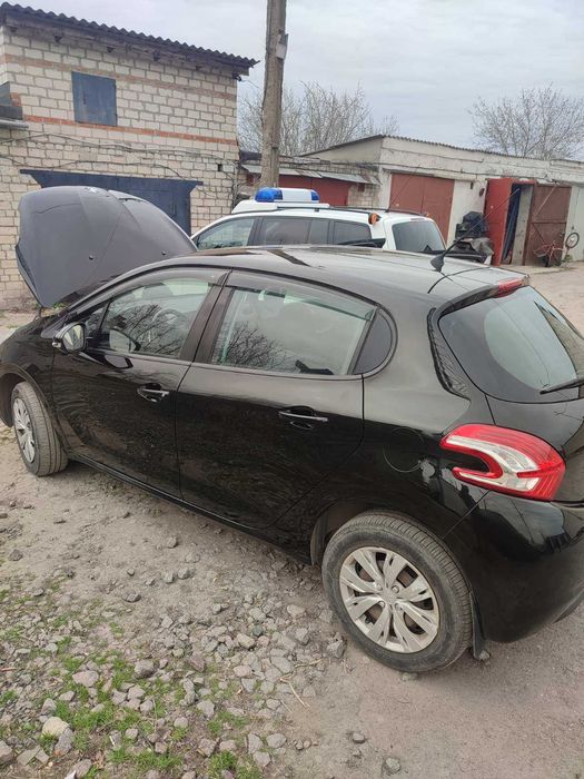 продам ПЕЖО 208 2014 р на автоматі  з малим пробігом