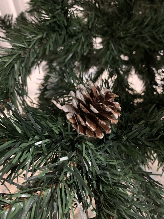 Árvore de Natal com pinhas e apontamentos de neve - 1,80m