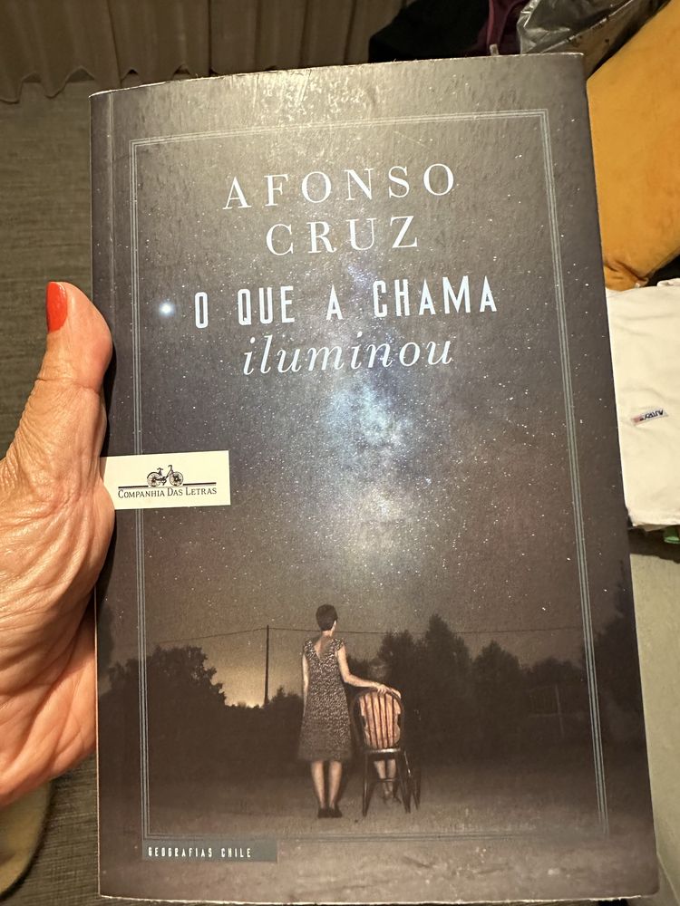 Livro O que a chama iluminou de Afonso Cruz
