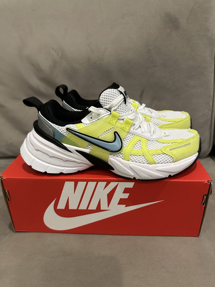 Кросівки жіночі Nike Wmns V2k Run